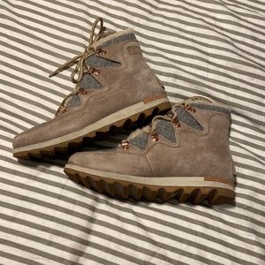 Sorel Sneakchic Alpine Shearling & Leather Lace Up Booties size 8.5